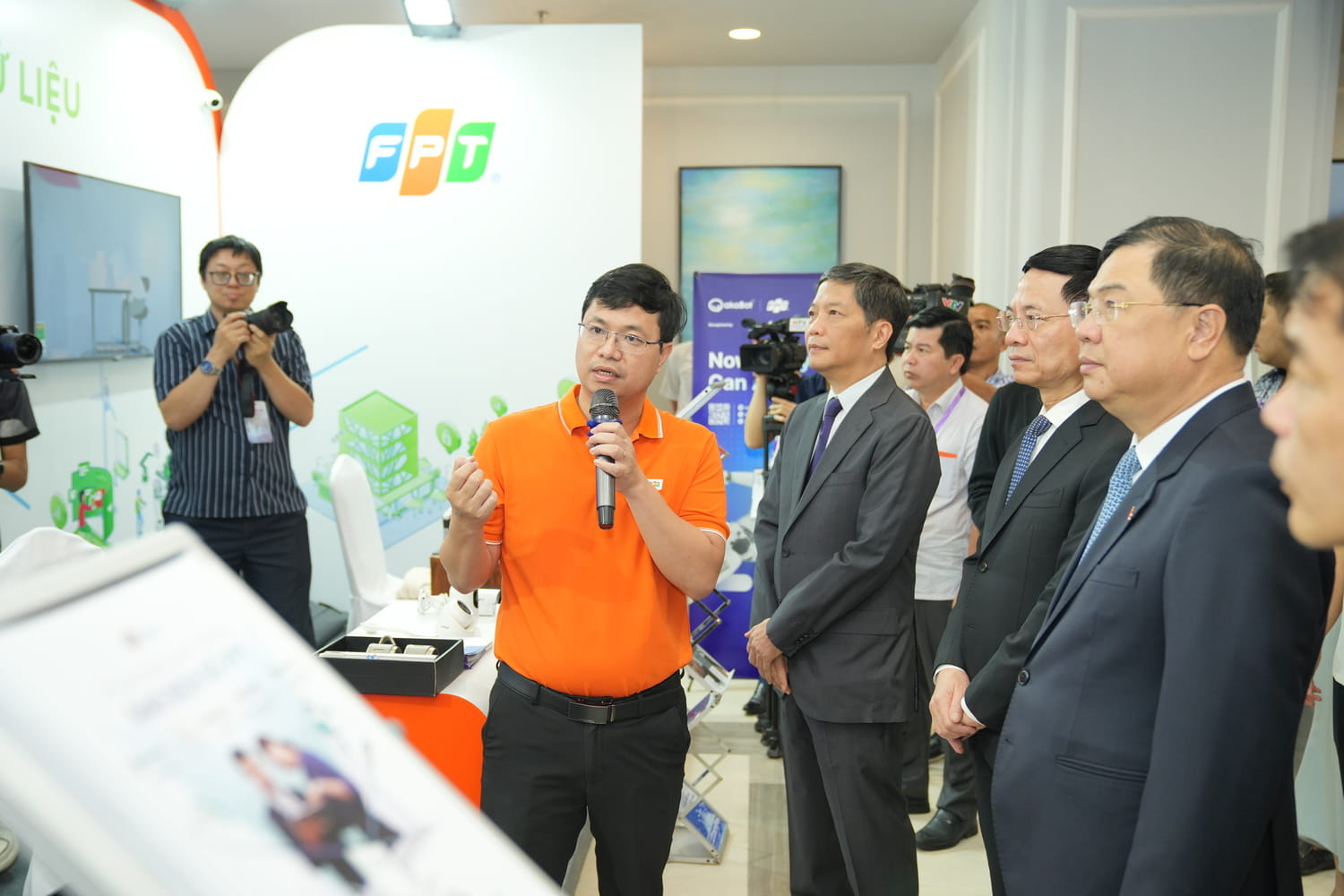 Đại diện FPT giới thiệu hệ sinh thái giải pháp Made by FPT tới Trưởng ban Ban Kinh tế Trung ương, Bộ trưởng Bộ Thông tin và Truyền thông. 