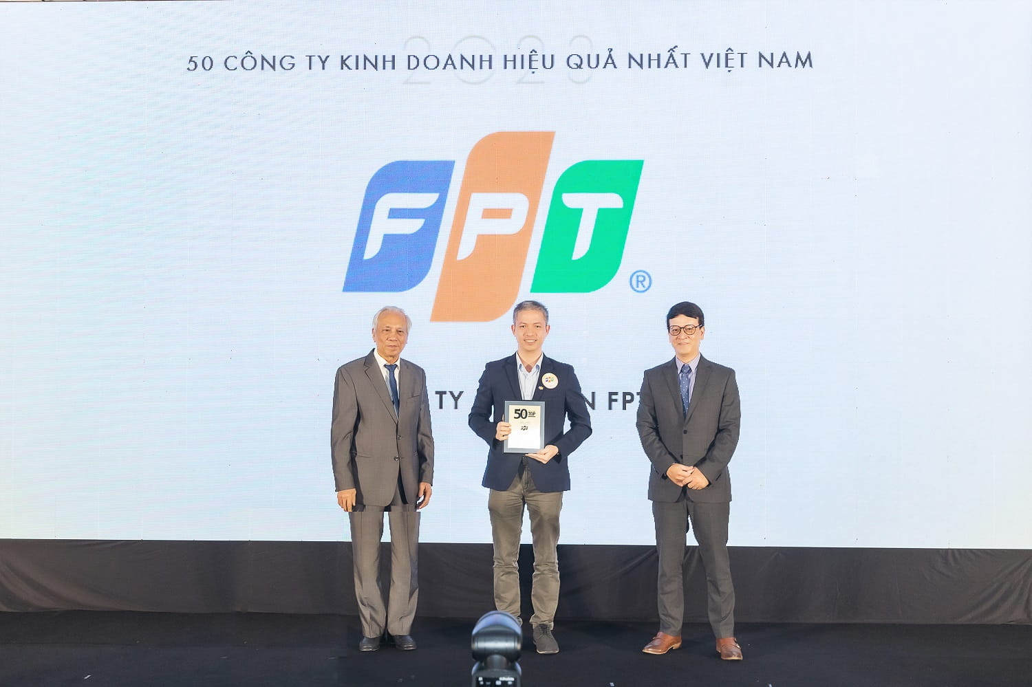 Mr. Le Vu Minh, Director of FPT Digital Transformation Consulting, representing FPT Corporation, got the TOP50 2023 Award.