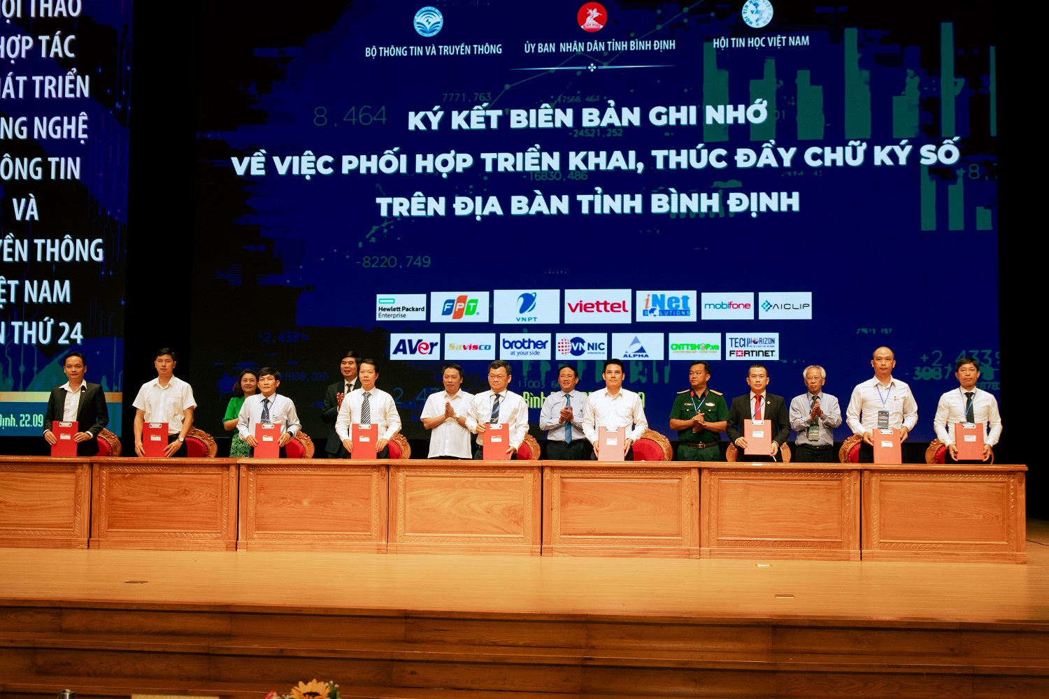 FPT signs the cooperation agreement with Binh Dinh Department of Information and Communications to promote digital signatures for the benefit of people and businesses