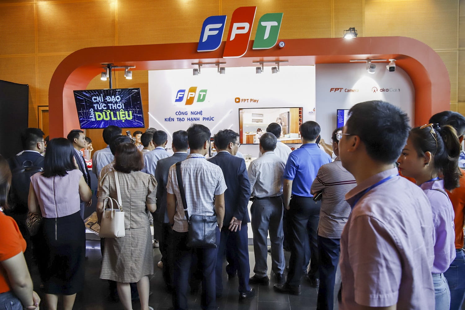 FPT's exhibition booth attracts visitors