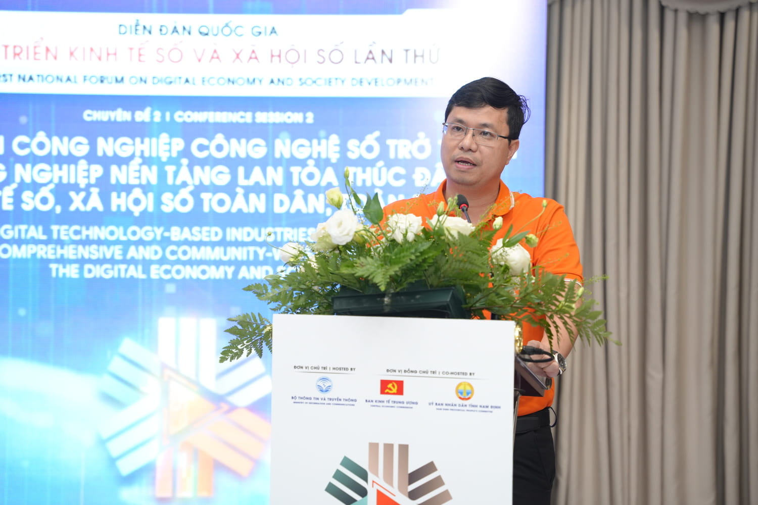 Mr. Le Thanh Bac - Director of Electronic Service Center, FPT IS - introduced the "Made by FPT" ecosystem that comprehensively accompanies the national digital transformation.