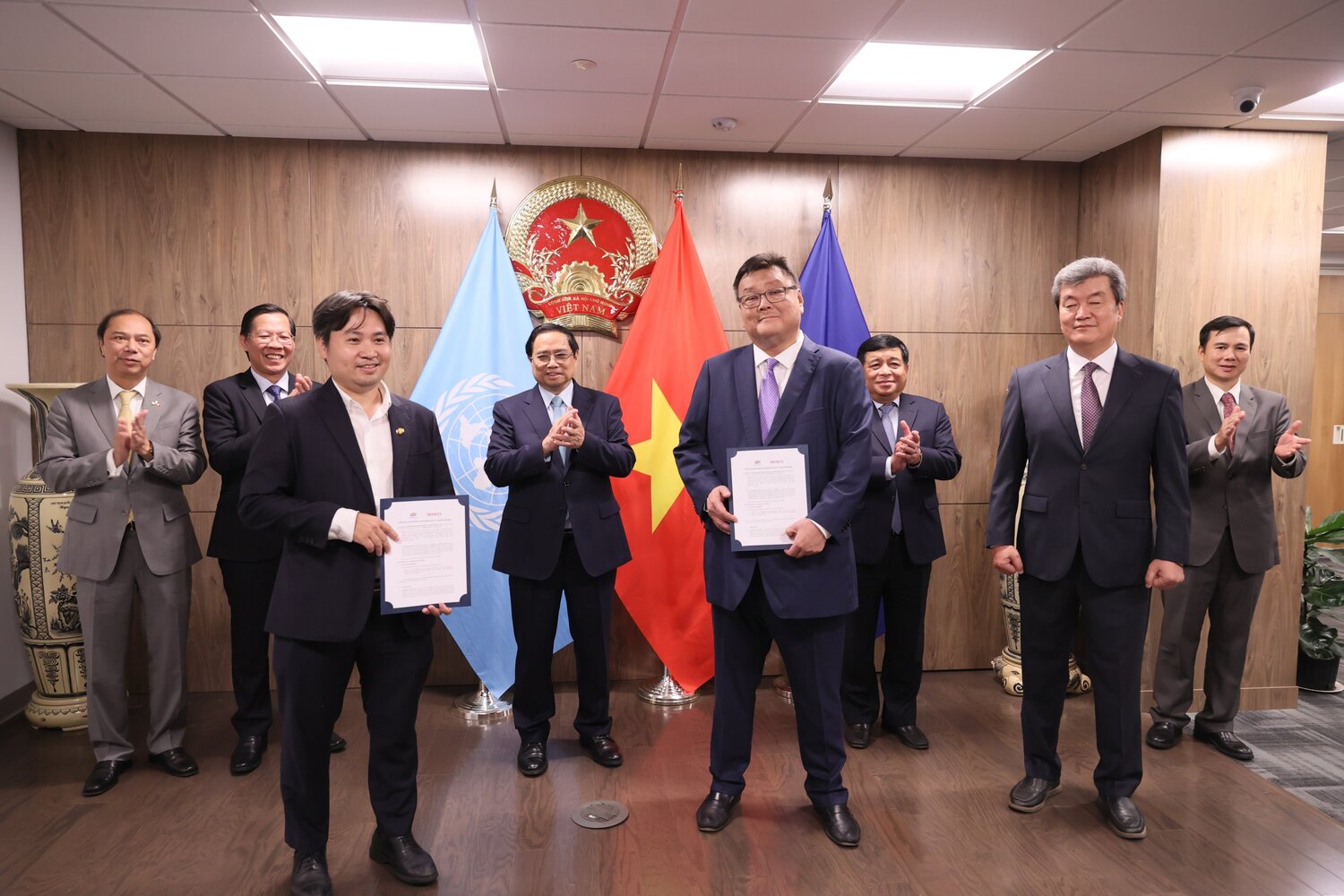 Ông Nguyễn Vinh Quang - Giám đốc Công ty Cổ phần Bán dẫn FPT - FPT Semiconductor JSC (hàng trên bên trái) nhận biên bản hợp tác với đại diện  Công ty Silvaco (Mỹ). Ảnh: Dương Giang - TTX VN.