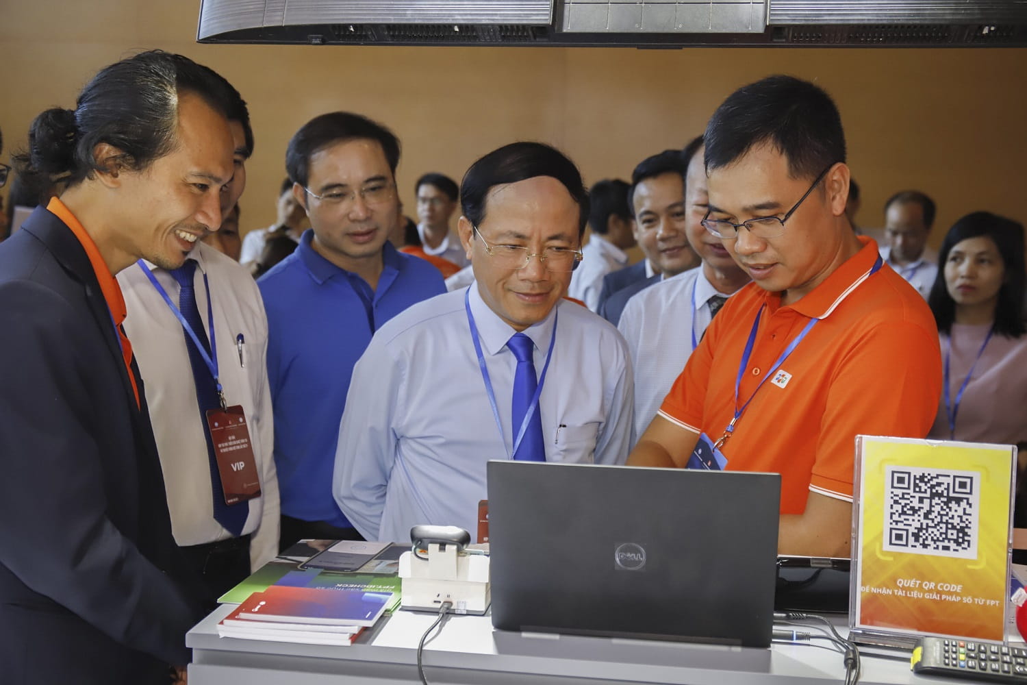 Mr. Pham Anh Tuan, Chairman of the People's Committee of Binh Dinh Province (center), visits FPT's booth