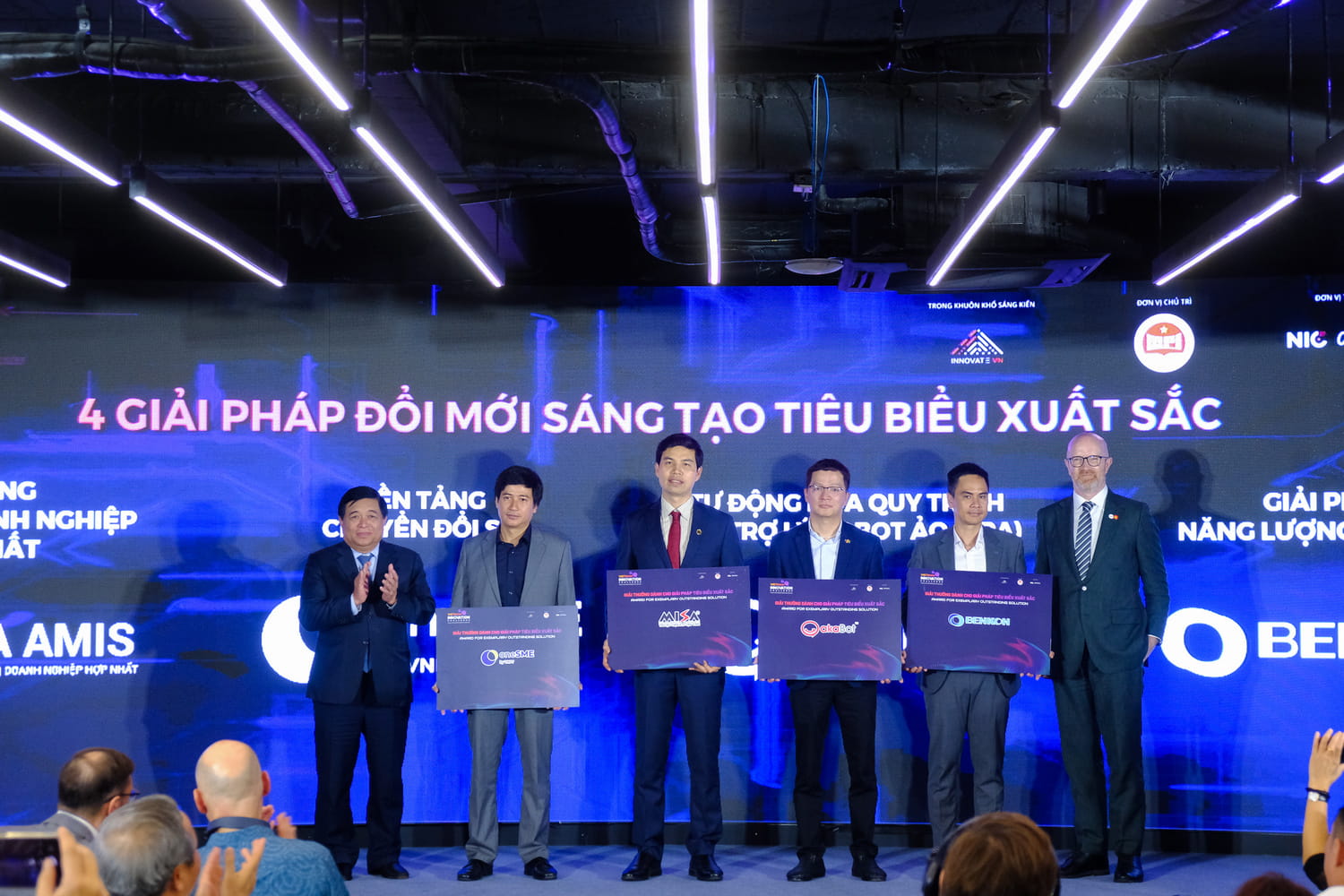 Mr. Tran Dang Hoa (fourth from the left) - Chairman of FPT IS, a subsidiary of FPT Corporation - receives the title "Innovative Star" for the akaBot solution.