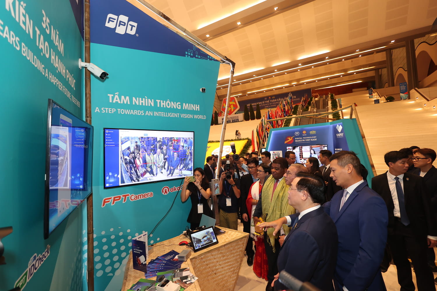 Ông Vũ Anh Tú - Giám đốc Công nghệ Tập đoàn đã giới thiệu đến lãnh đạo nhà nước, đối tác, khách hàng hệ sinh thái Made by FPT