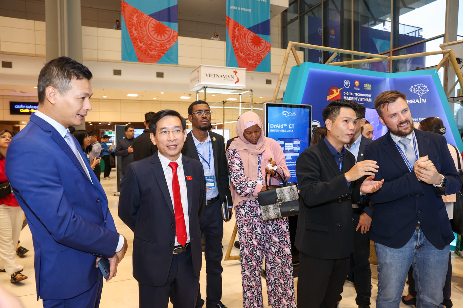 Ông Vũ Anh Tú - Giám đốc Công nghệ Tập đoàn đã giới thiệu đến lãnh đạo nhà nước, đối tác, khách hàng hệ sinh thái Made by FPT