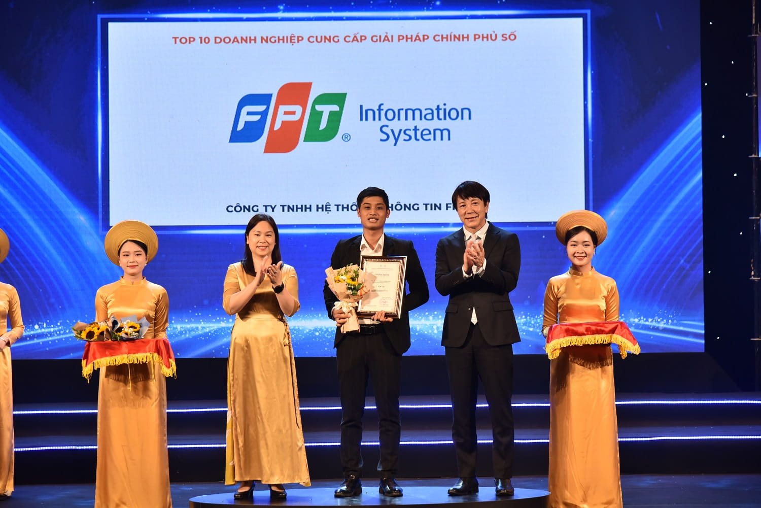 FPT IS (Công ty thành viên của FPT) đứng trong Top 10 doanh nghiệp cung cấp giải pháp chính phủ số và Nhóm doanh nghiệp công nghệ số nghìn tỷ
