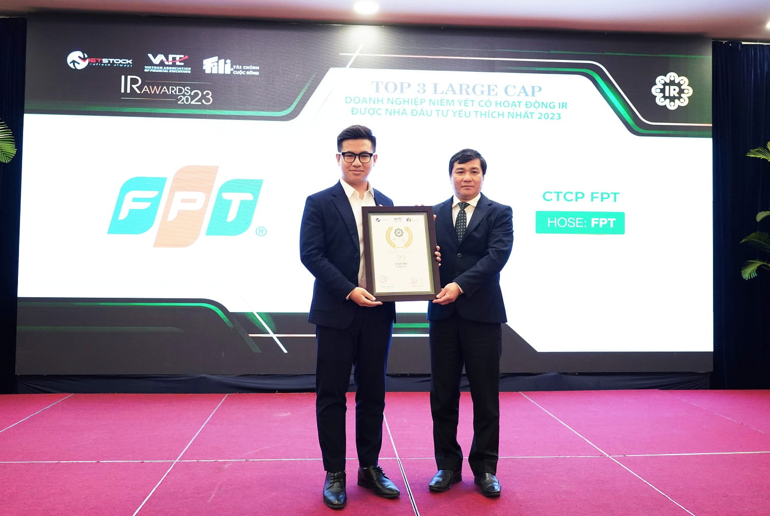 FPT's representative receiving the award of the Top 3 companies in the large capitalization group with the most favored IR activities by investors