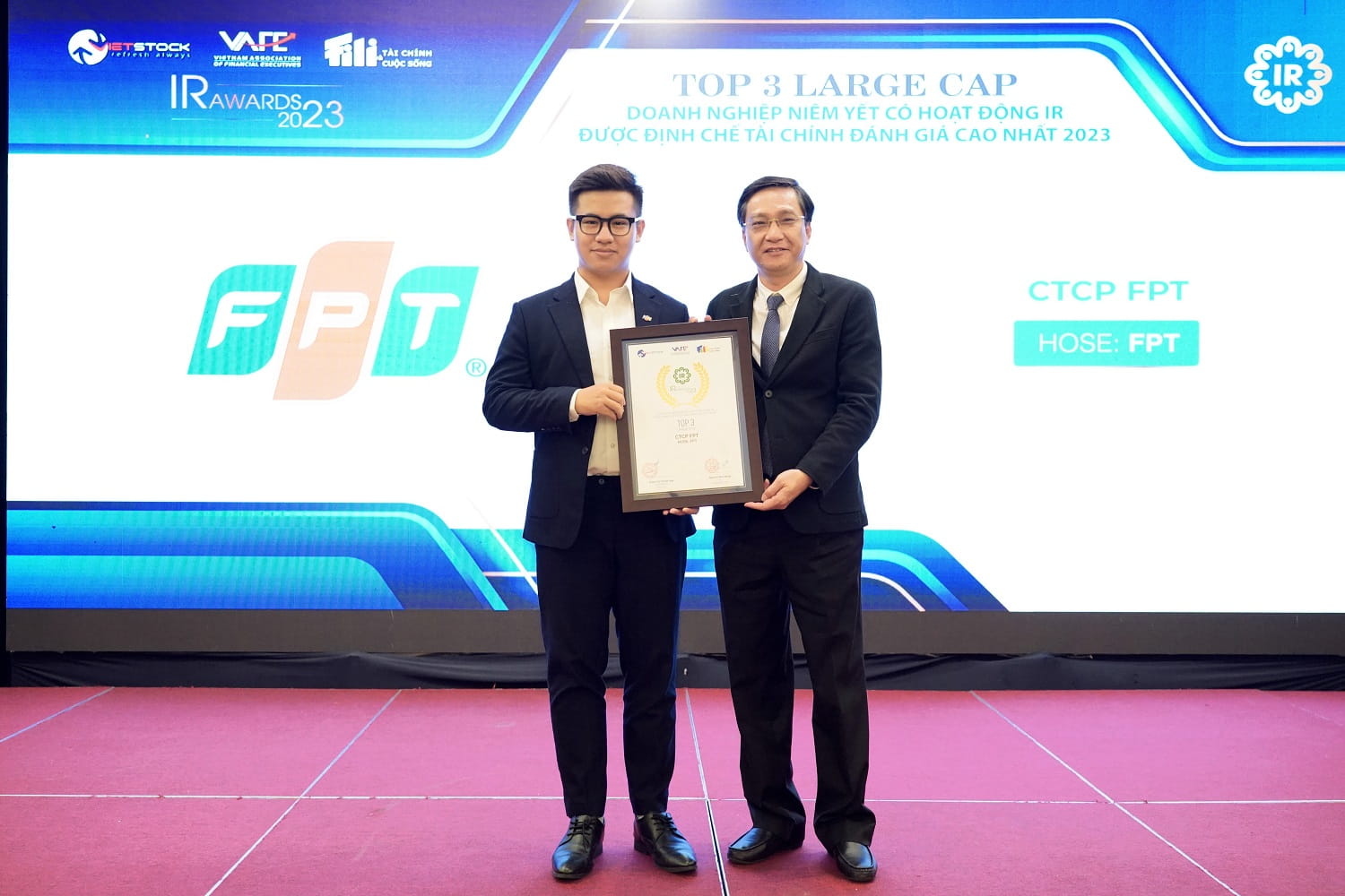 FPT's representative receiving the award of the Top 3 companies in the large capitalization group with the most highly evaluated IR activities by financial institutions
