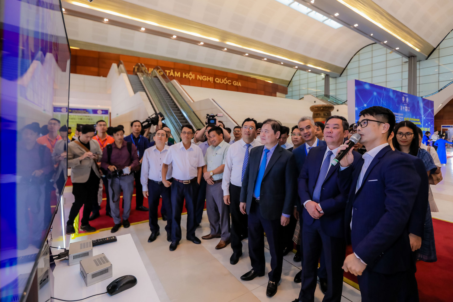 Mr. Do Ngoc Lam - akaCam Product Director - represented FPT Corporation to introduce the akaCam - IDcheck solution set to the Hanoi People's Committee leaders.
