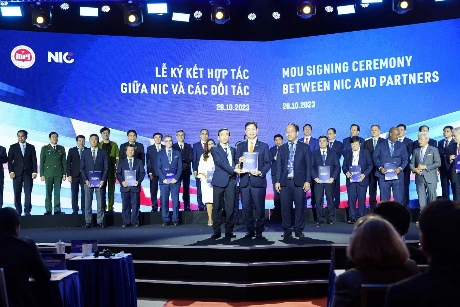 Mr. Truong Gia Binh, FPT Chairman, signed the cooperation agreement with the National Innovation Center and other organizations.