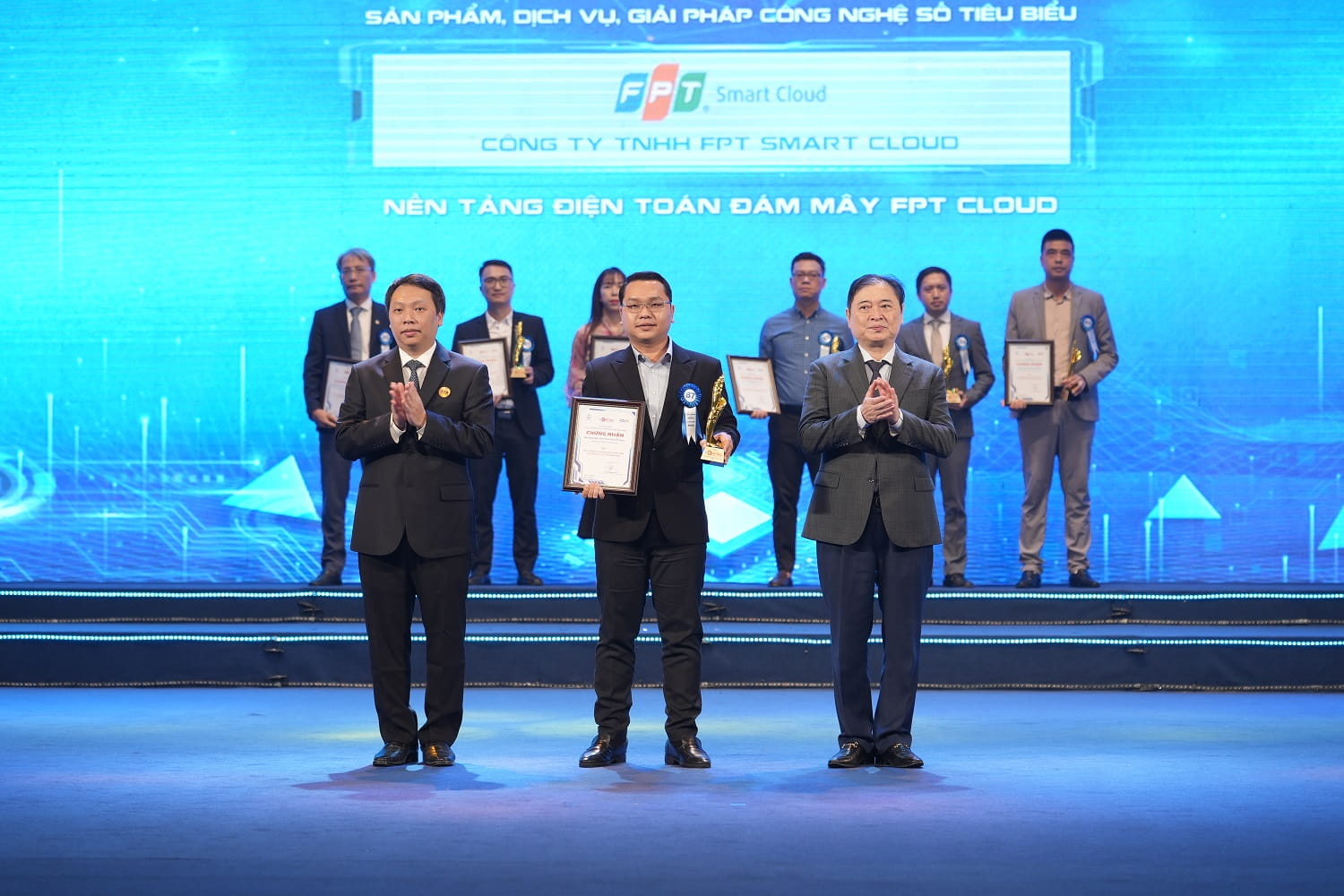 Đại diện FPT nhận giải thưởng sản phẩm, dịch vụ, giải pháp công nghệ số tiêu biểu cho  nền tảng FPT Cloud