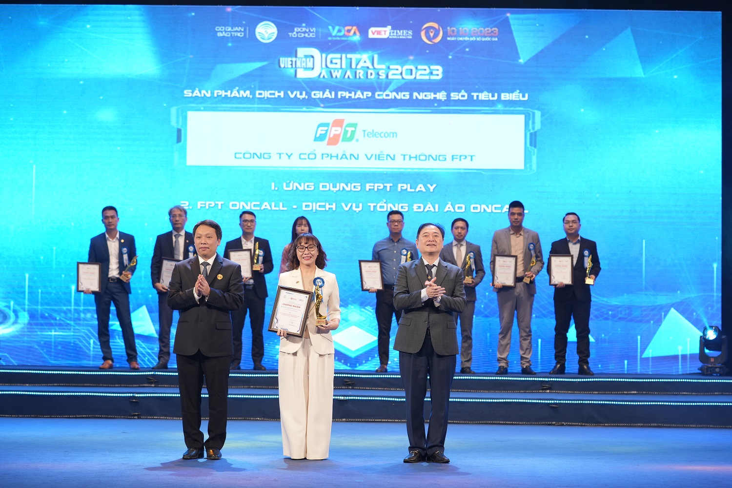 Đại diện FPT nhận giải thưởng sản phẩm, dịch vụ, giải pháp công nghệ số tiêu biểu cho  FPT Play và FPT ONCALL