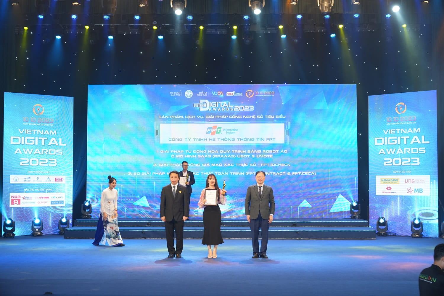 Đại diện FPT nhận giải thưởng sản phẩm, dịch vụ, giải pháp công nghệ số tiêu biểu cho  giải pháp UBot & UVote và bộ giải pháp FPT.eContract & FPT.CeCA