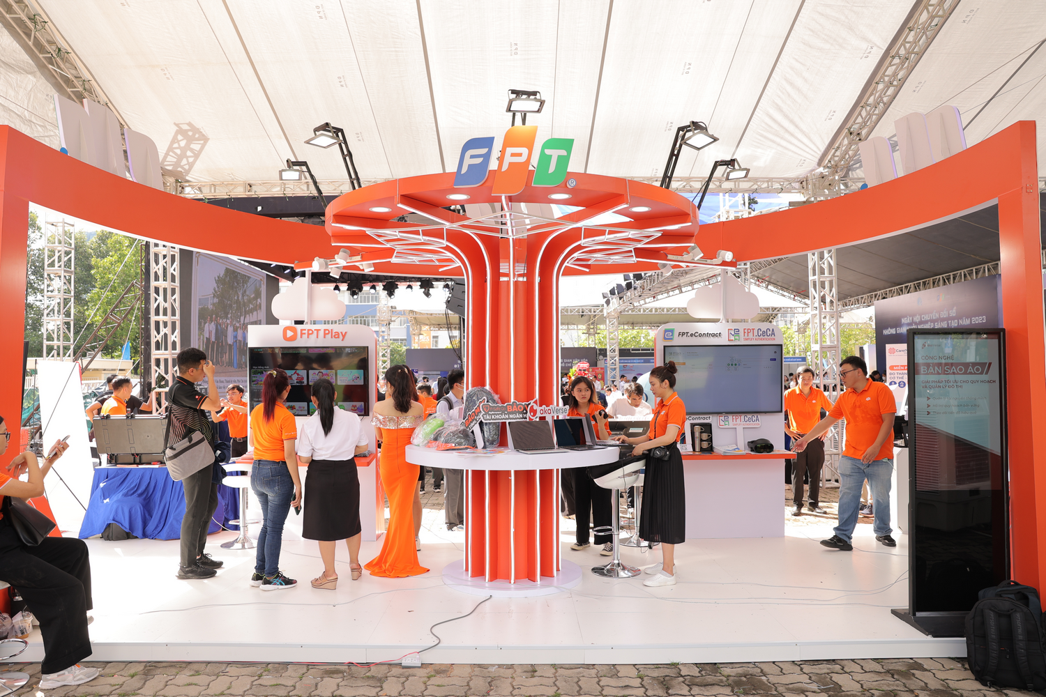 FPT showcased various products, services, and solutions for smart cities.