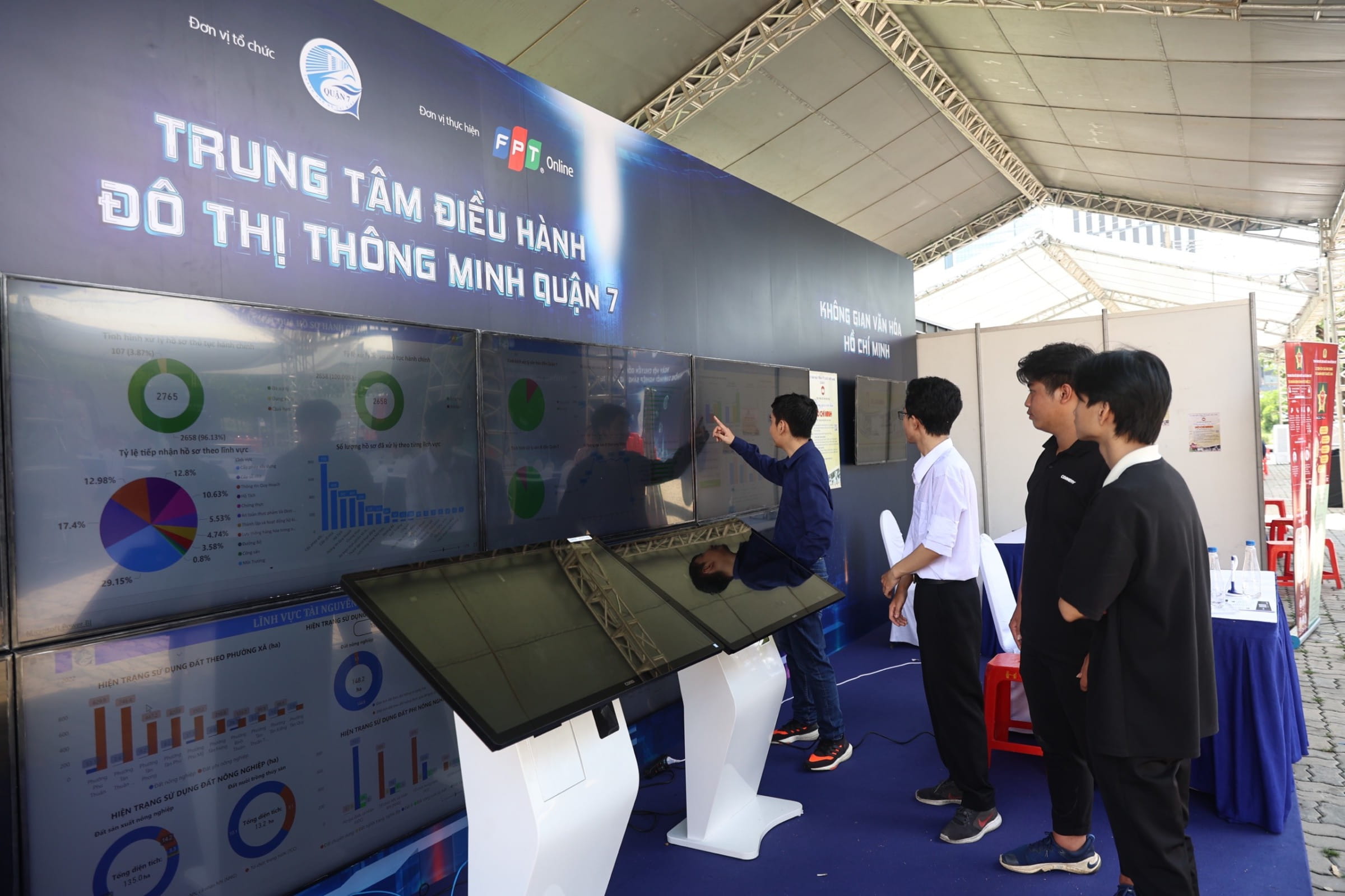 The booth introduces the Smart City Operations Center built by District 7 in collaboration with FPT Corporation in 2021.