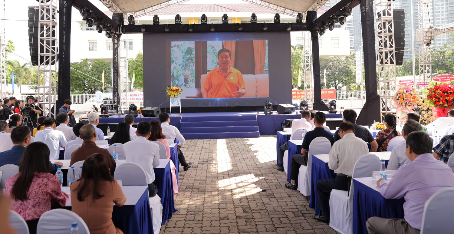 Mr. Truong Gia Binh - Chairman of FPT - shared the process of accompanying District 7 to build a smart operations center.