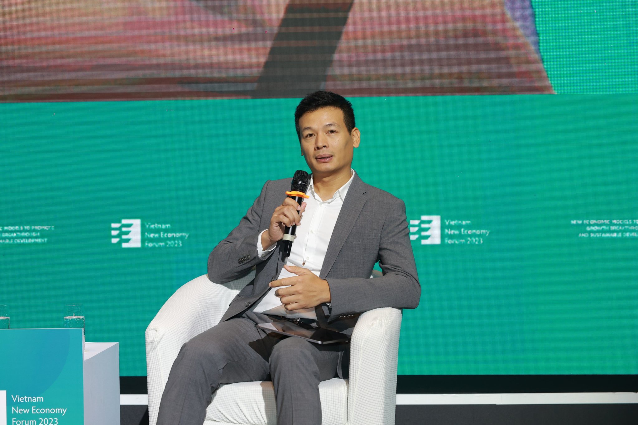 Mr. Vu Anh Tu, Chief Technology Officer of FPT, shared insights on the theme "Leading the Digital Economy."