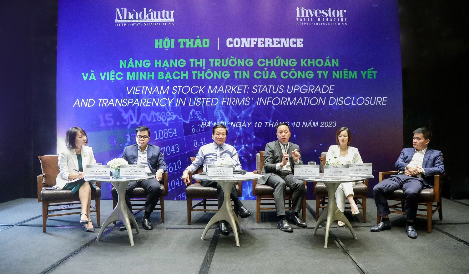 Ms. Mai Thi Lan Anh (far left), FPT's Deputy Director of Marketing and Communications, at the discussion session themed "Information transparency of listed companies".