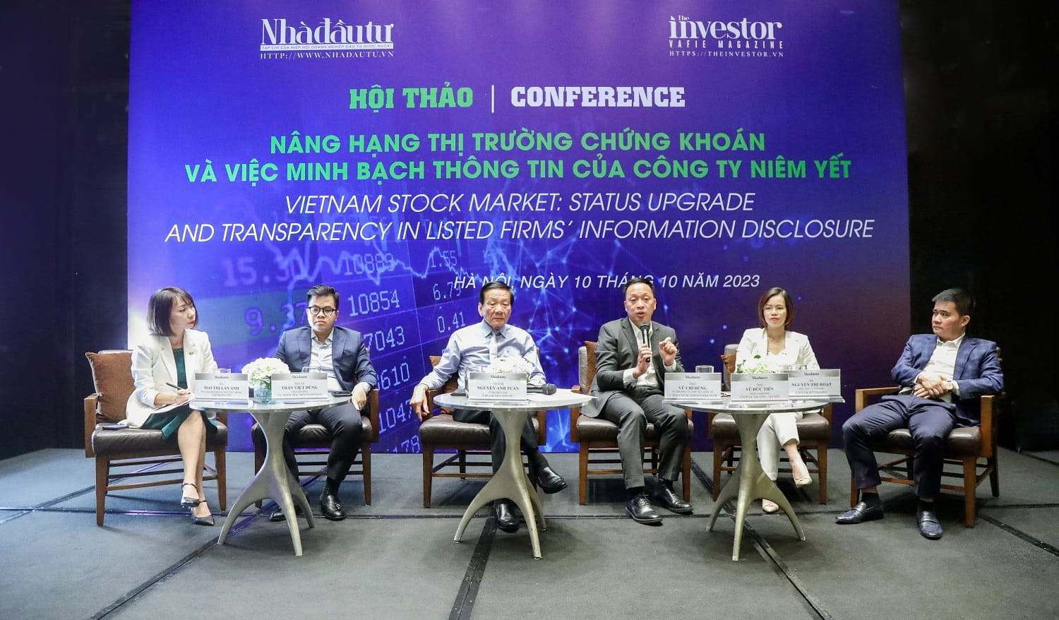 Bà Mai Thị Lan Anh (ngoài cùng bên trái), Phó Giám đốc Marketing và Truyền thông FPT tại Phiên thảo luận Minh bạch hóa thông tin niêm yết.