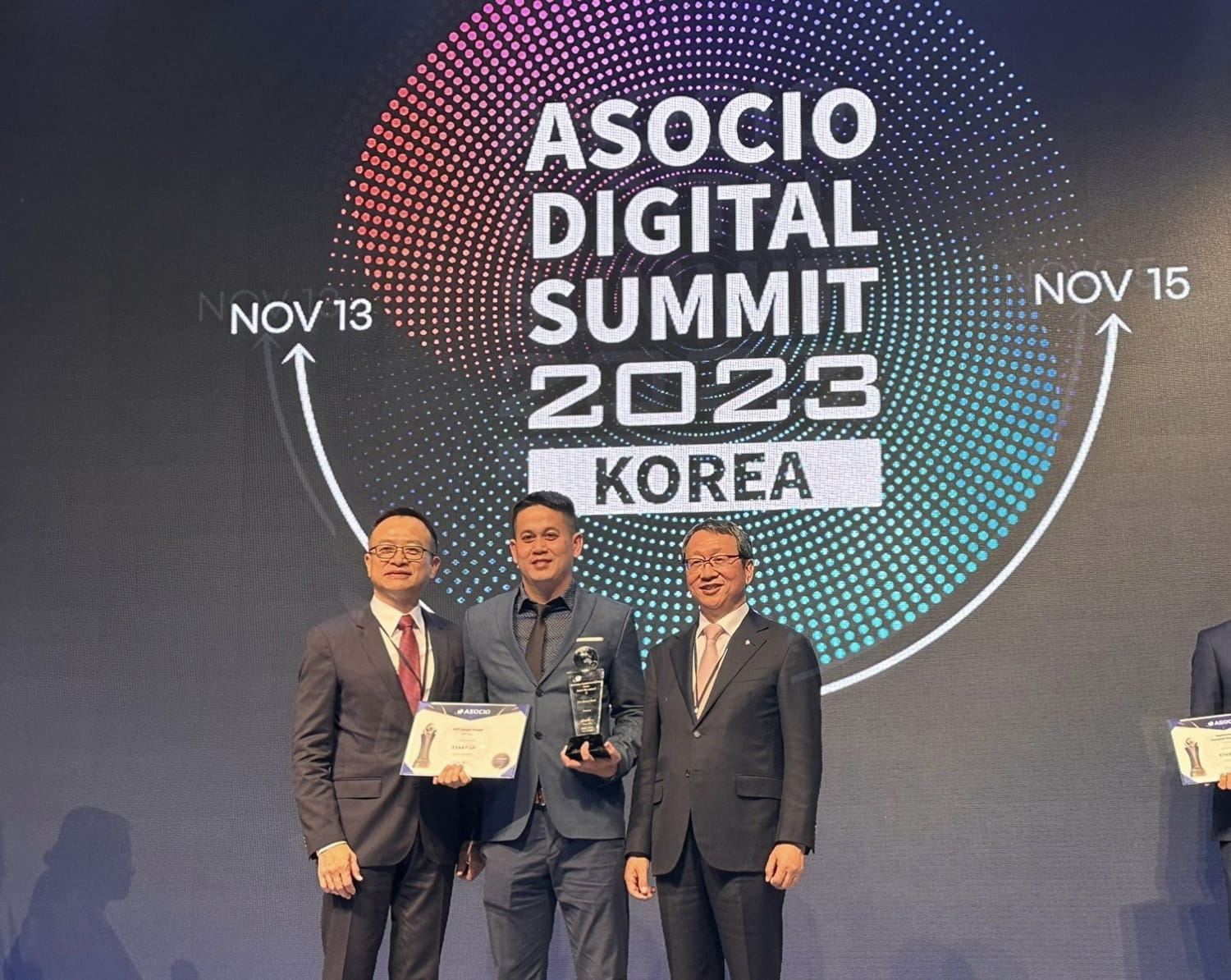 Mr. Doan Dang Khoa, Deputy CEO of FPT Smart Cloud (standing in the middle), at the award ceremony.