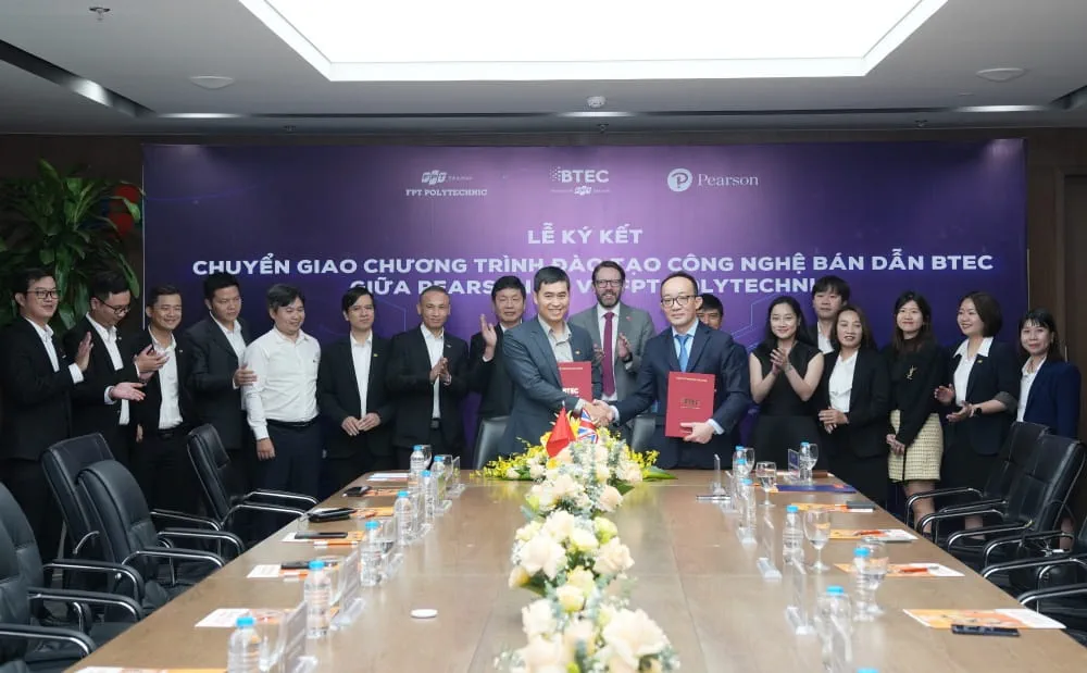 Mr. Le Tuan Dung - Director of Pearson Vietnam, and Mr. Vu Chi Thanh - Rector of FPT Polytechnic College, signing the cooperation agreement