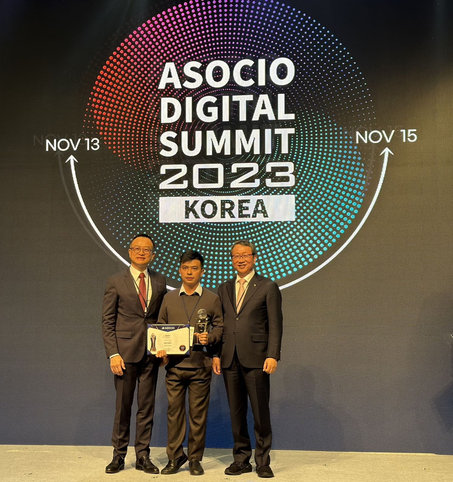 Mr. Nguyen Viet Cuong, CTO of VioEdu, received the EdTech Award 2023 on behalf of the team.