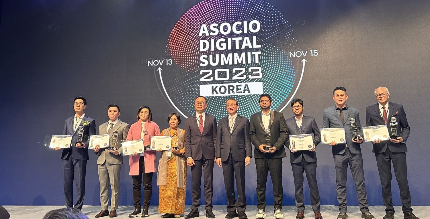 A representative from FPT (second from the right) stood alongside top businesses from the Asia-Pacific region honored at the ASOCIO 2023 Awards ceremony.