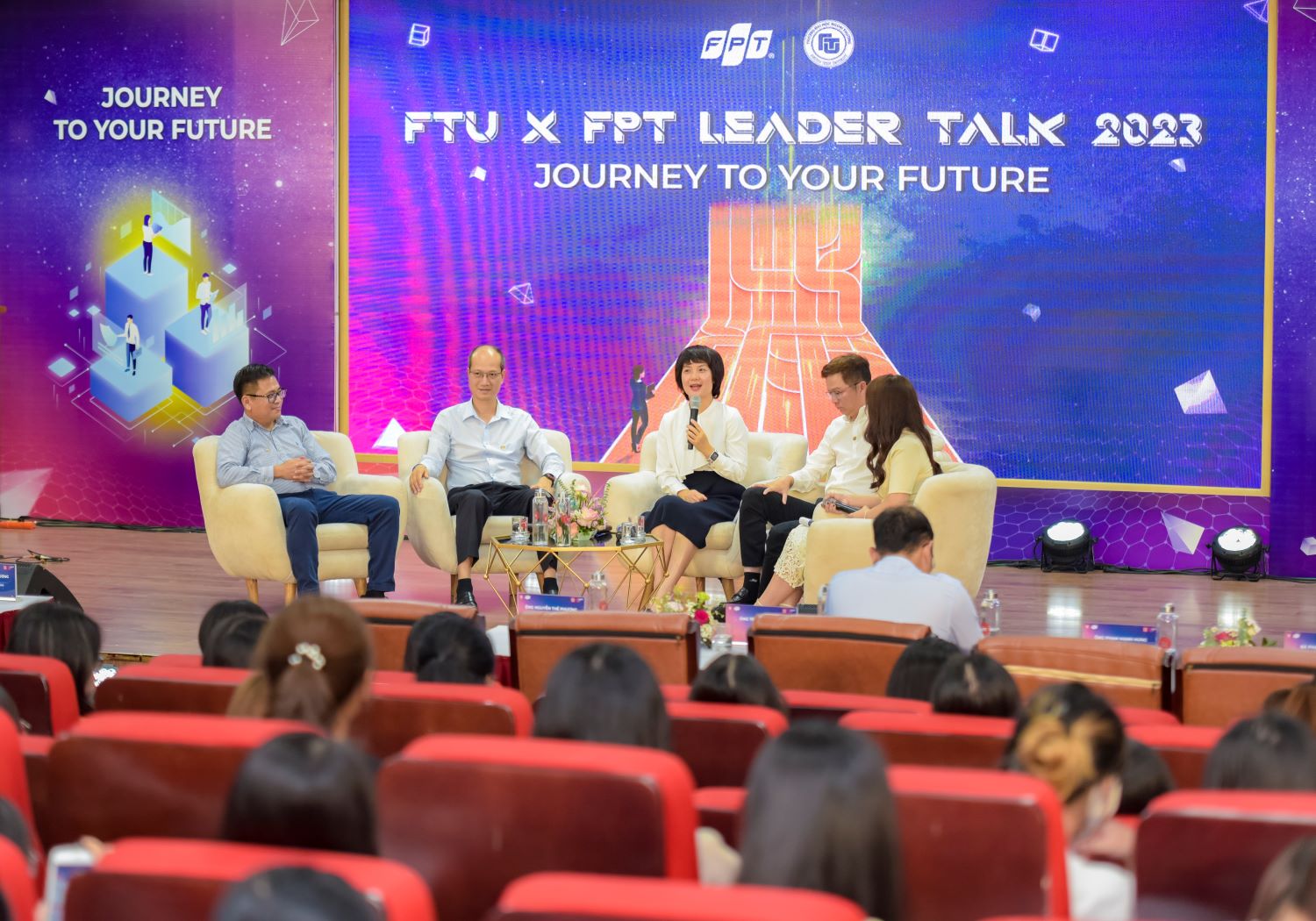 Ms. Pham Thu Huong - Vice Rector of FTU - spoke to FPT representatives and FTU students.