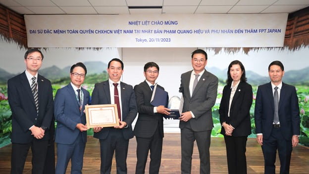 Đại sứ Phạm Quang Hiệu trao bằng khen cho FPT Japan. 