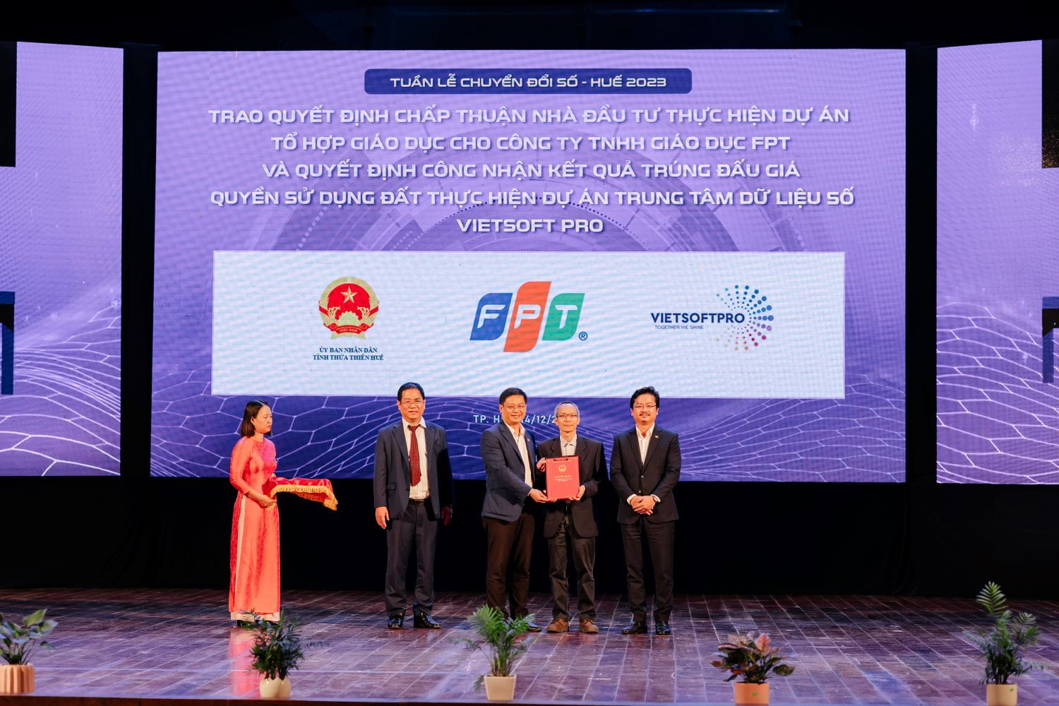 Dr. Nguyen Khac Thanh, Principal of FPT University (second from the left), receiving the investment certificate for the educational complex project catering to almost 20,000 learners.