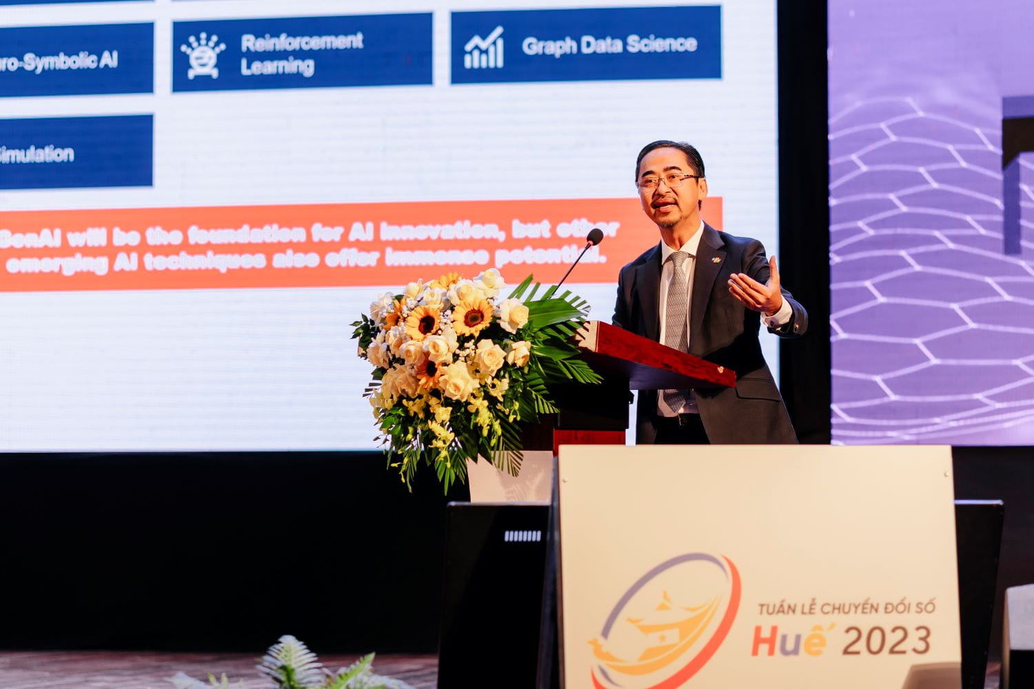 Mr. Phan Thanh Son, Business Development Director at FPT Information System Company, presented "AI: Opportunities, Challenges, and Trends in Digital Data Exploitation."
