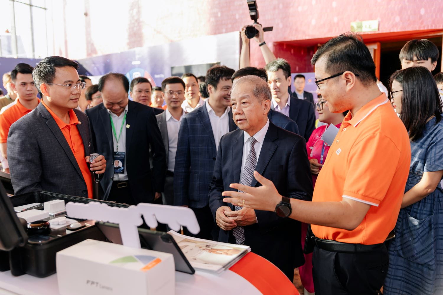 FPT representative introduced the "Made by FPT"comprehensive digital transformation ecosystem.