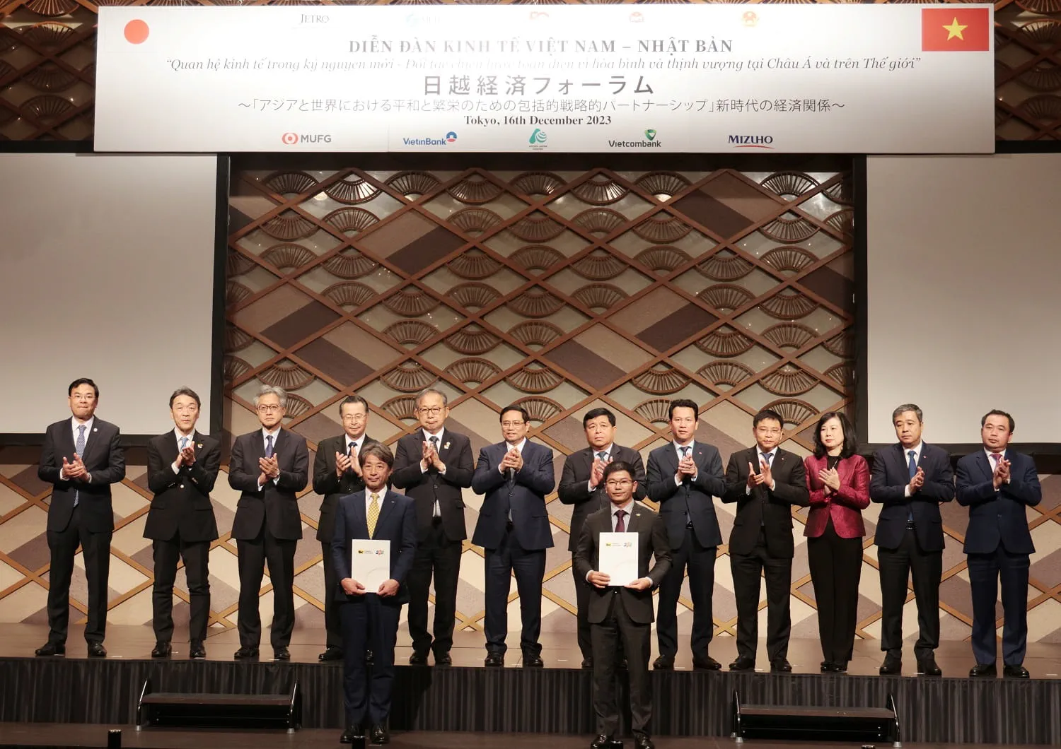 Representatives of FPT and Yamato Holdings exchanged the cooperation agreement in the presence of Prime Minister Pham Minh Chinh