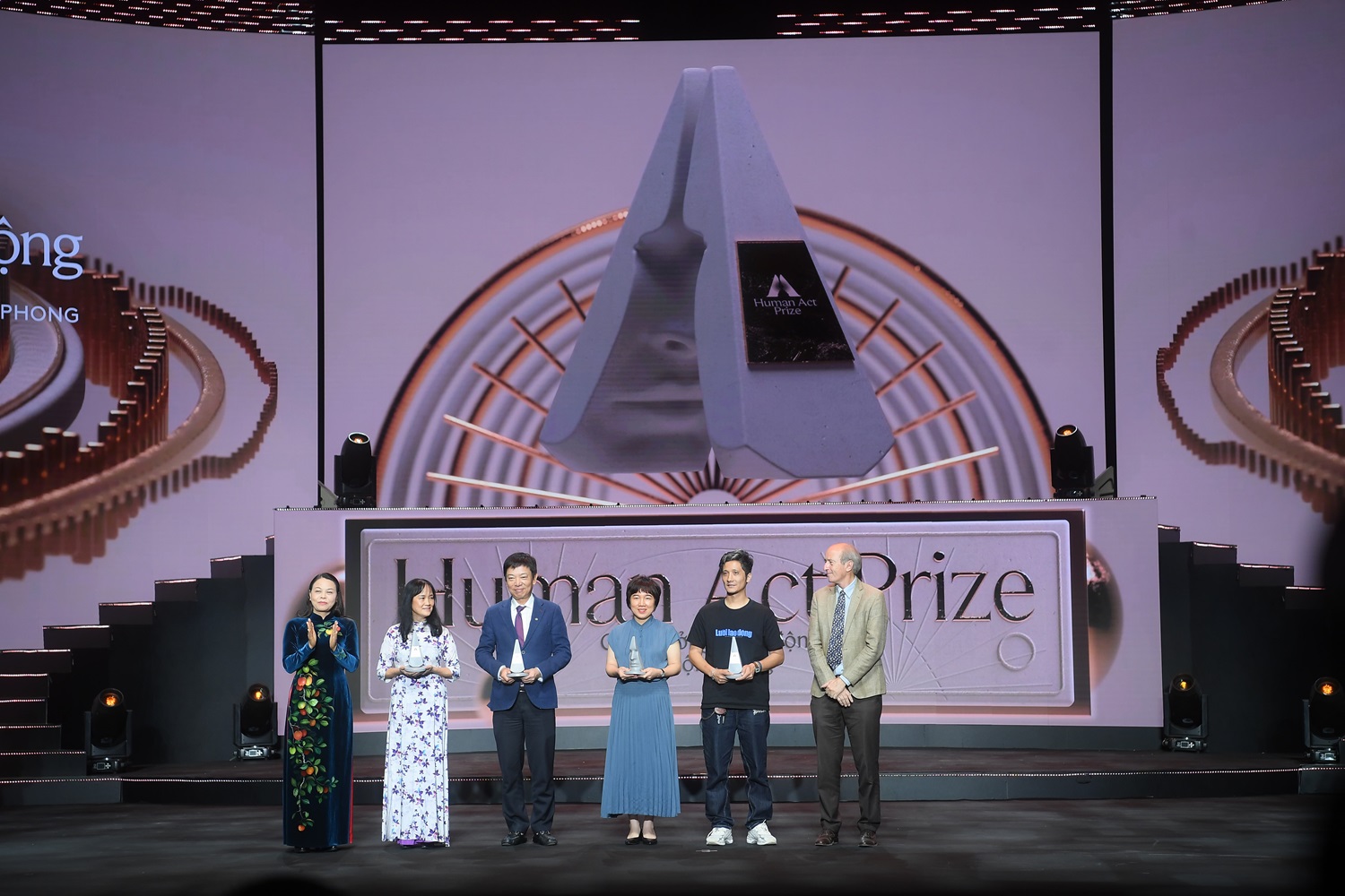 Ms. Nguyen Xuan Tu (4th from left) represents the Hope Foundation to receive the award.