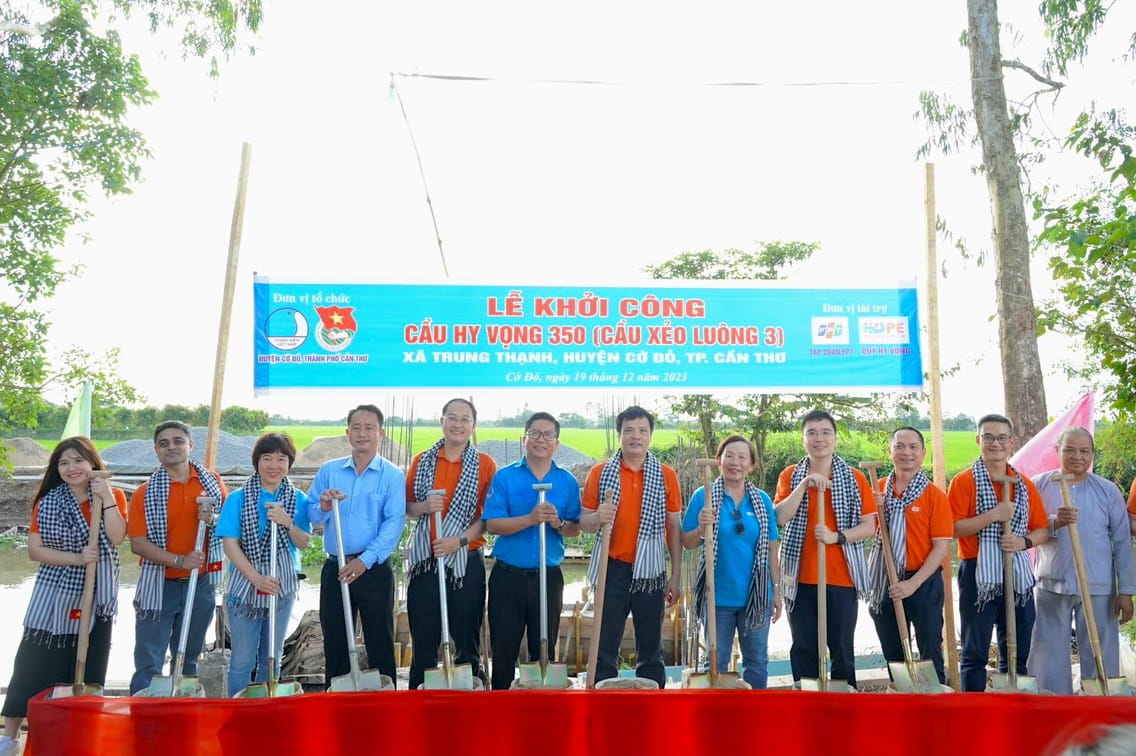 Tập đoàn FPT và Quỹ Hy Vọng khởi công cây cầu thứ 350