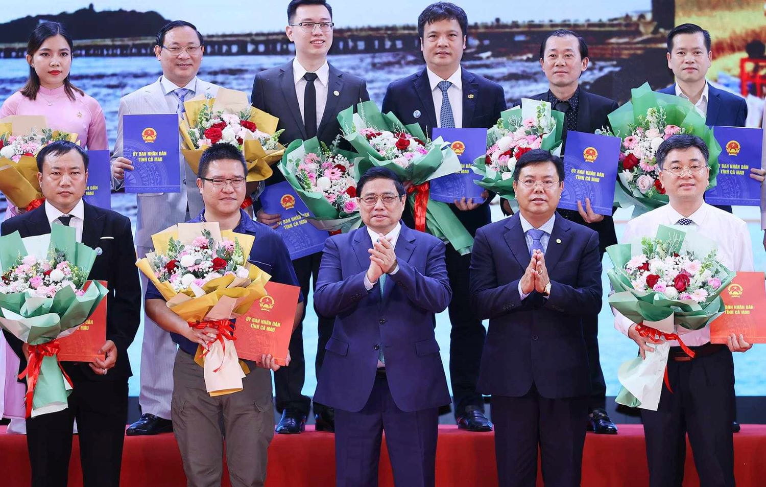 In the presence of Prime Minister Pham Minh Chinh, Mr. Nguyen Van Khoa, FPT CEO (top row, third from right), accepted the certificate, formally recognizing FPT's commitment to the Ca Mau province school building project.