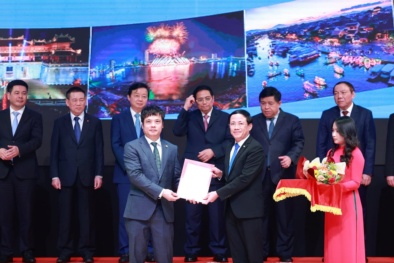 Ông Nguyễn Văn Khoa- Tổng Giám đốc Tập đoàn FPT (ngoài cùng bên trái) nhận giấy phép từ  Chủ tịch UBND tỉnh Bình Định Phạm Anh Tuấn