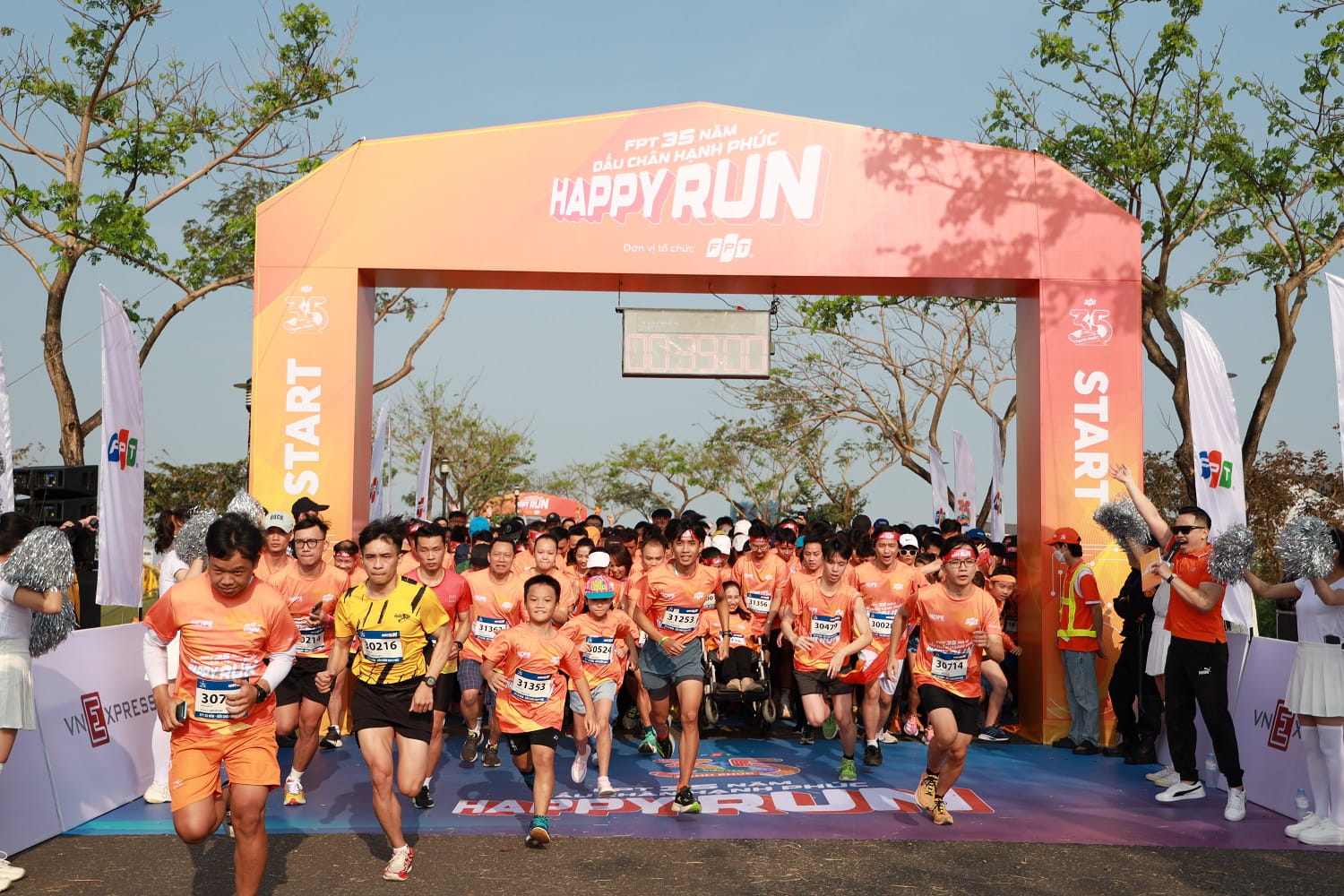 giải chạy Happy Run tại Đà Nẵng và Quy Nhơn thu hút 6.000  người tham dự
