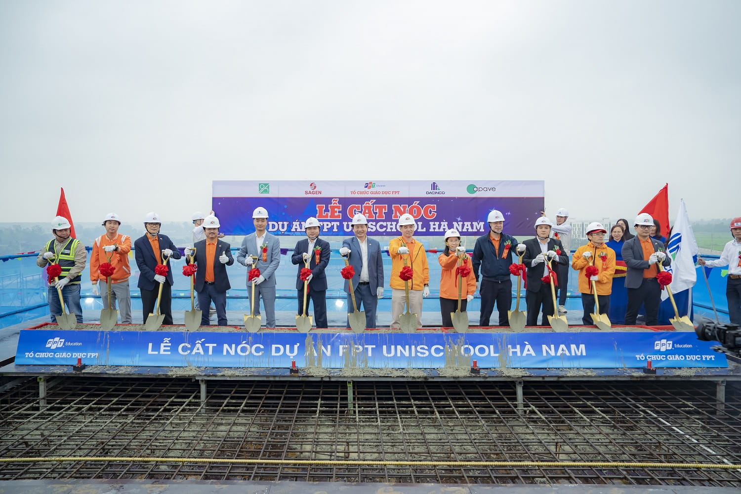 The topping-out ceremony of the FPT UniSchool Ha Nam educational complex construction
