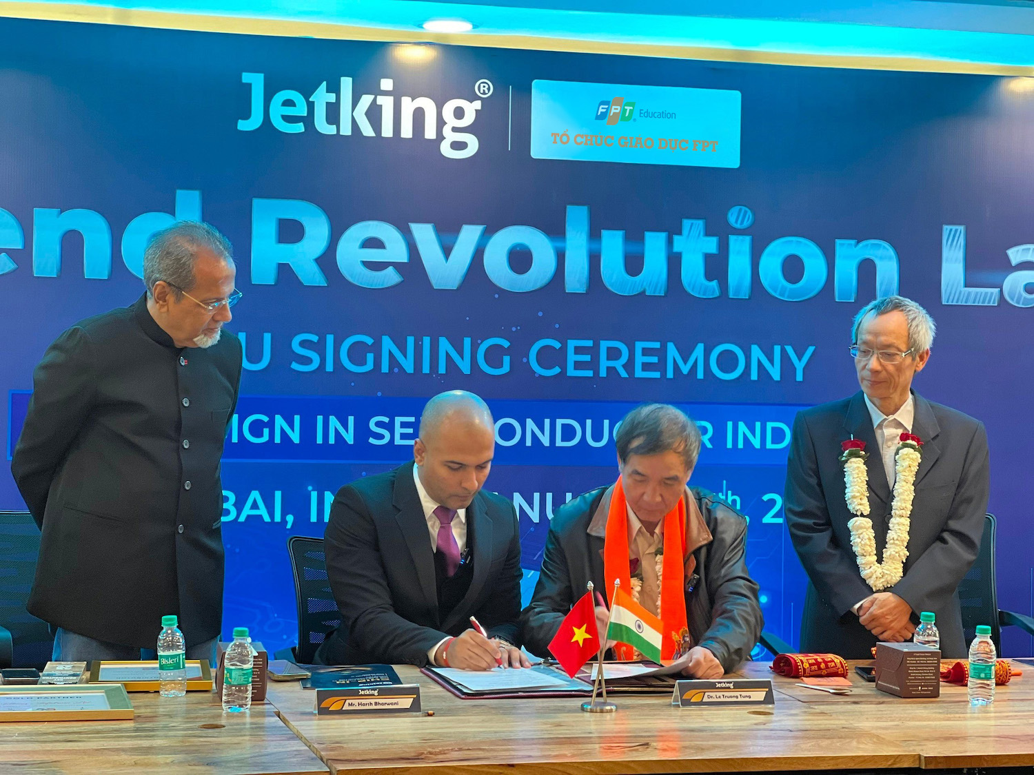 Mr. Harsh Bharwani, CEO of Jetking India, and Mr. Le Truong Tung, Chairman of the University Council at FPT University, officially signed the collaboration agreement.