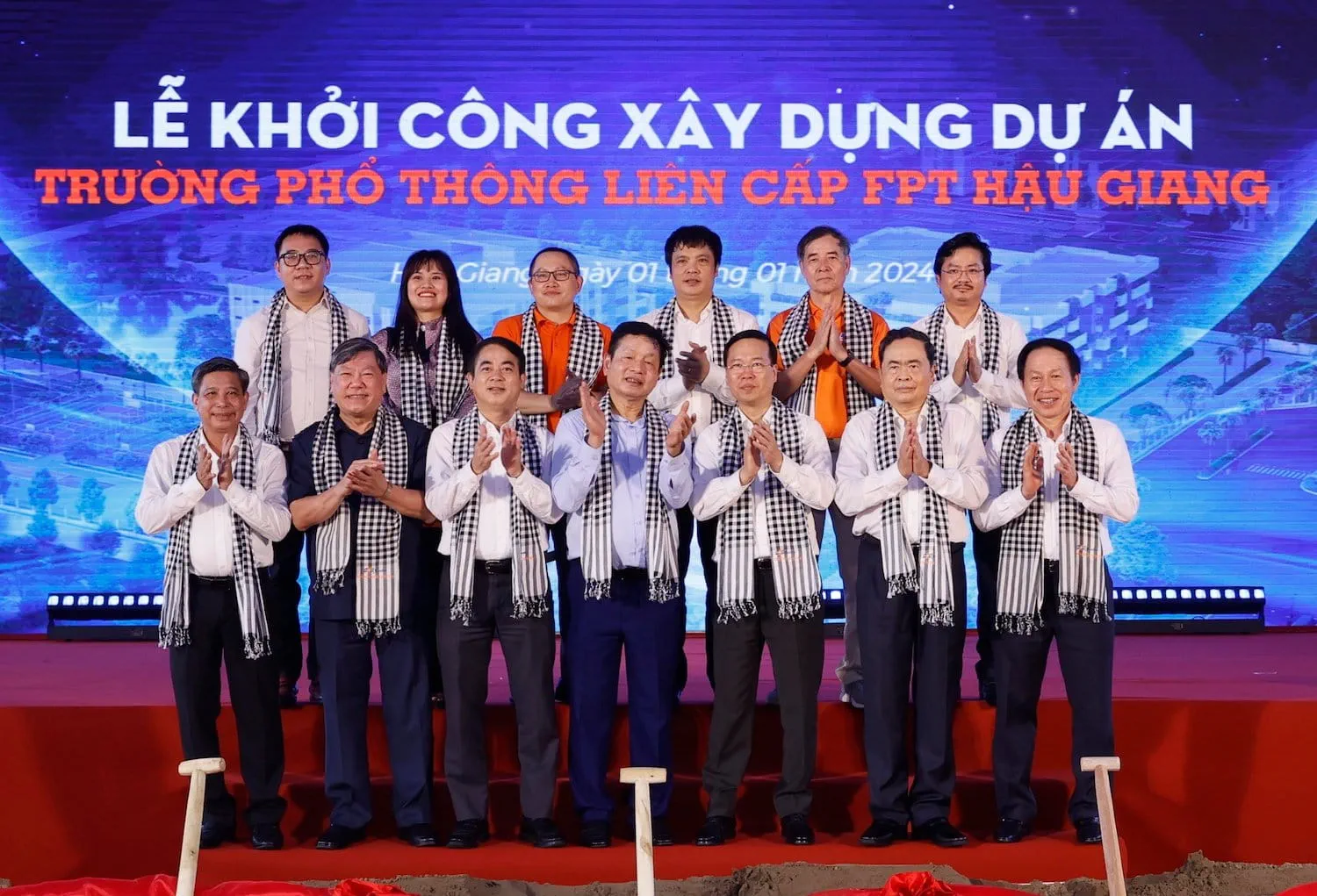 President Vo Van Thuong and the guests captured memorable moments together. (Photo source: Vietnam News Agency)