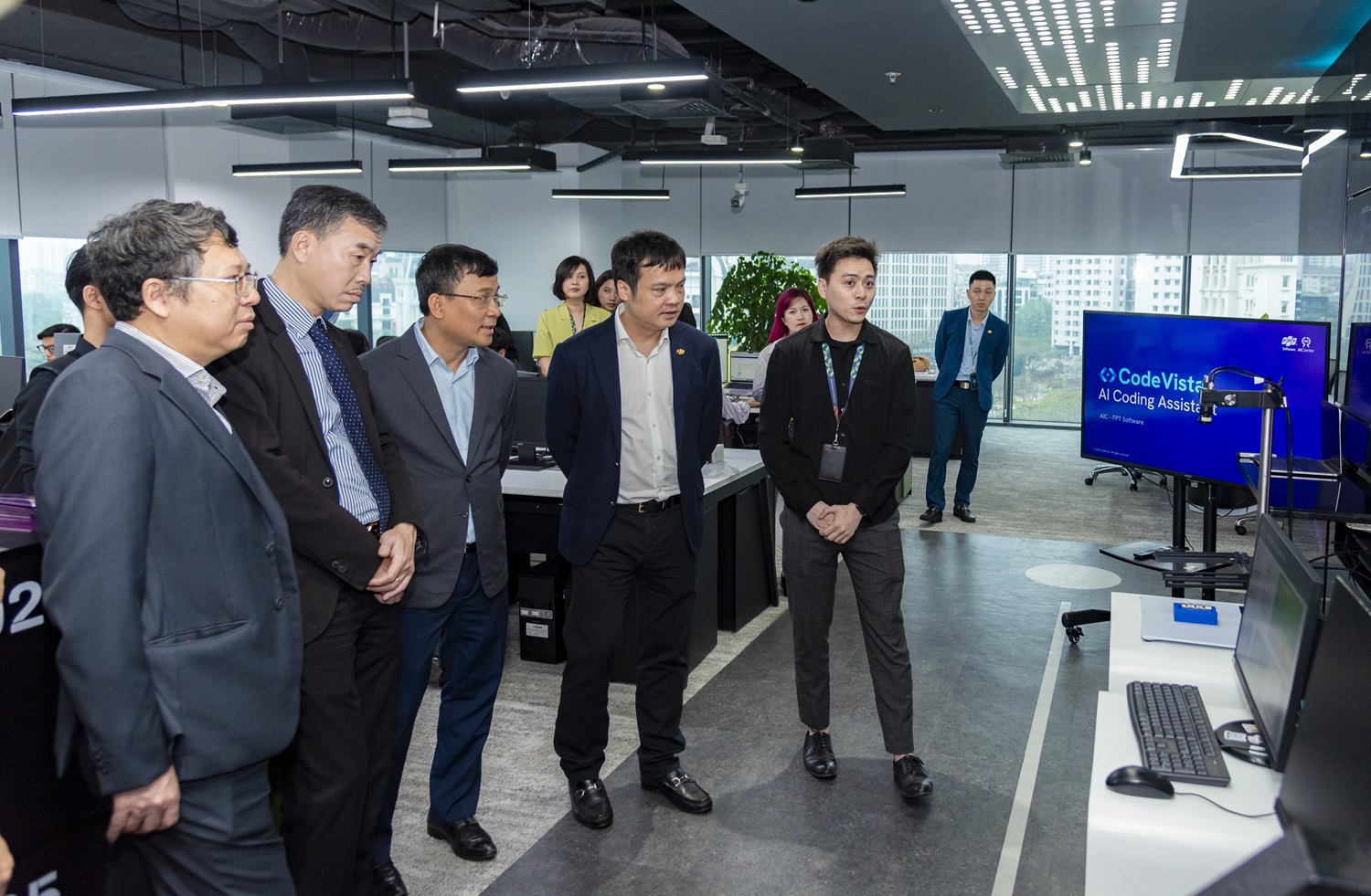 Thứ trưởng Bộ Ngoại Giao Nguyễn Minh Vũ ấn tượng về các năng lực công nghệ mới của FPT