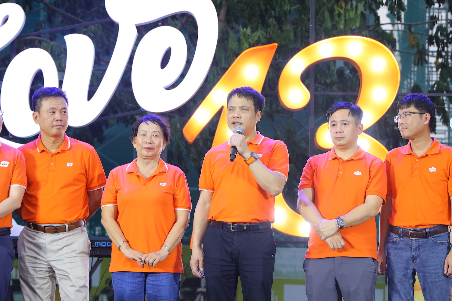 Mr. Nguyen Van Khoa, CEO of FPT, delivered his speech.