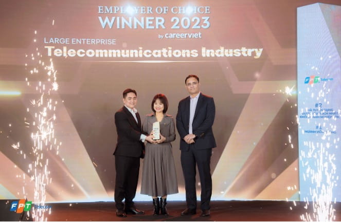 Ms. Phung Thu Trang - Human Resources Director of FPT Telecom - received the award