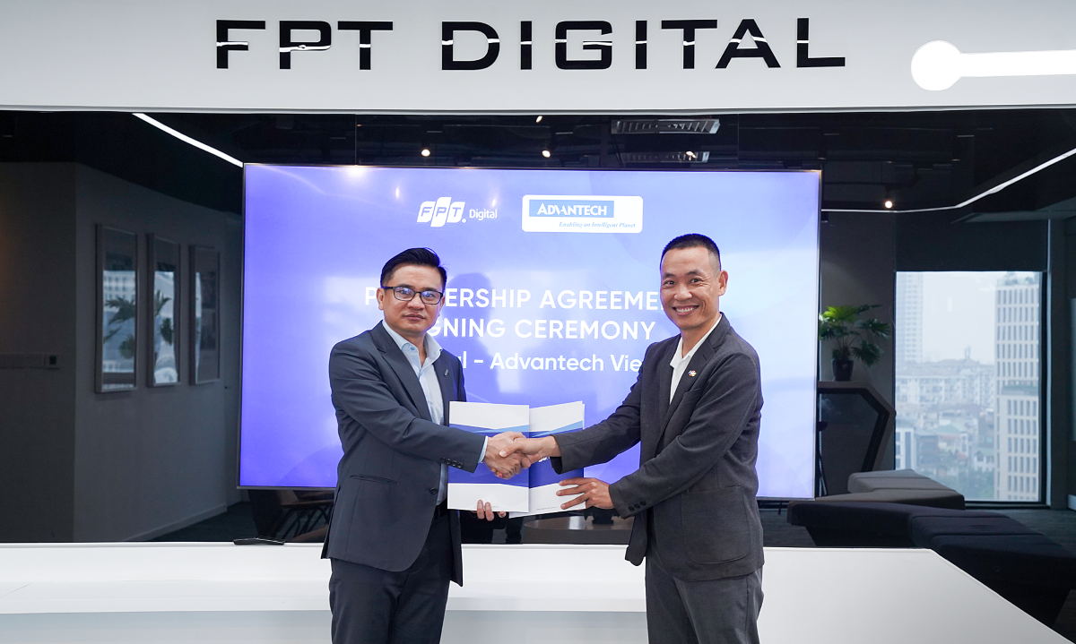 Mr. Ngo Viet Hai (left) and Mr. Vuong Quan Ngoc represented their respective organizations.