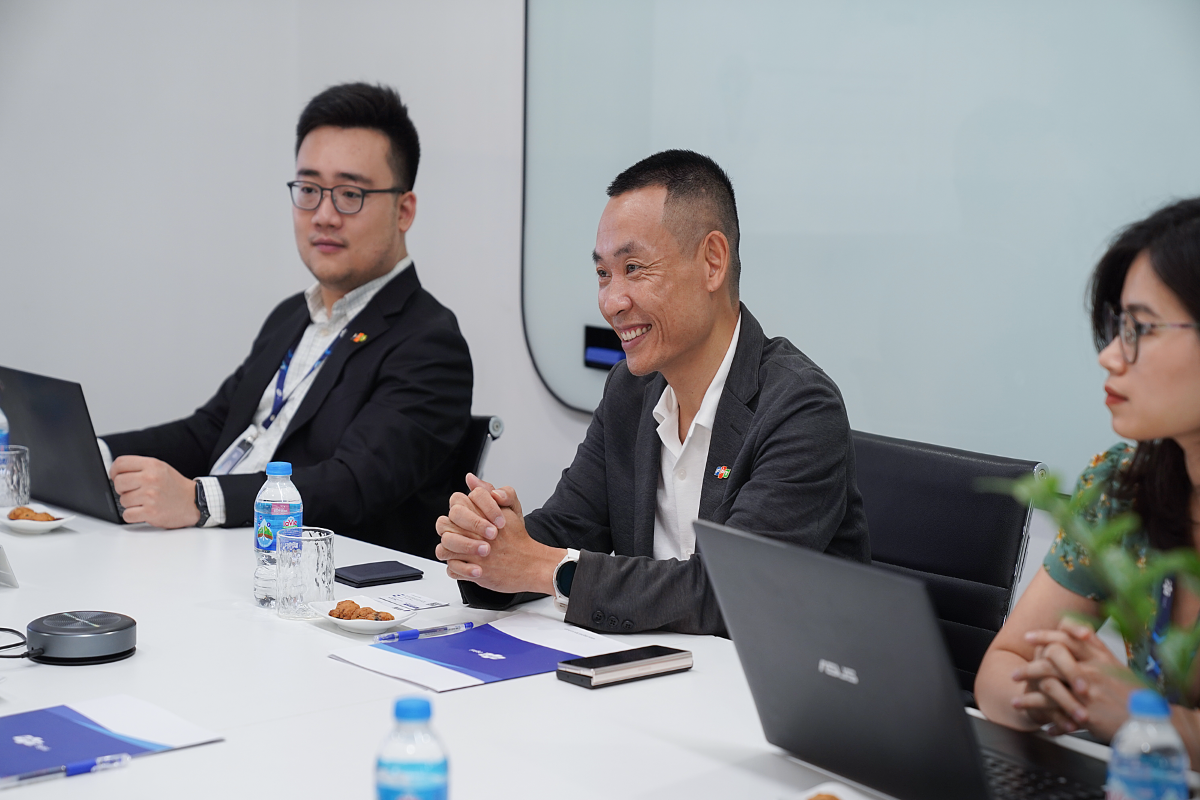 Mr. Vuong Quan Ngoc pledged to allocate the best resources to foster collaboration between both entities.
