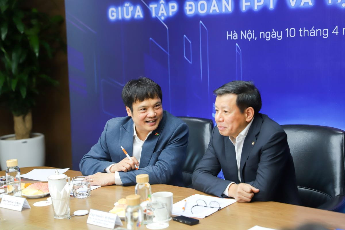 Đại diện FPT - ông Nguyễn Văn Khoa - Tổng giám đốc Tập đoàn FPT trao đổi cơ hội hợp tác với ông Nguyễn Việt Quang - Tổng giám đốc Tập đoàn Vingroup.