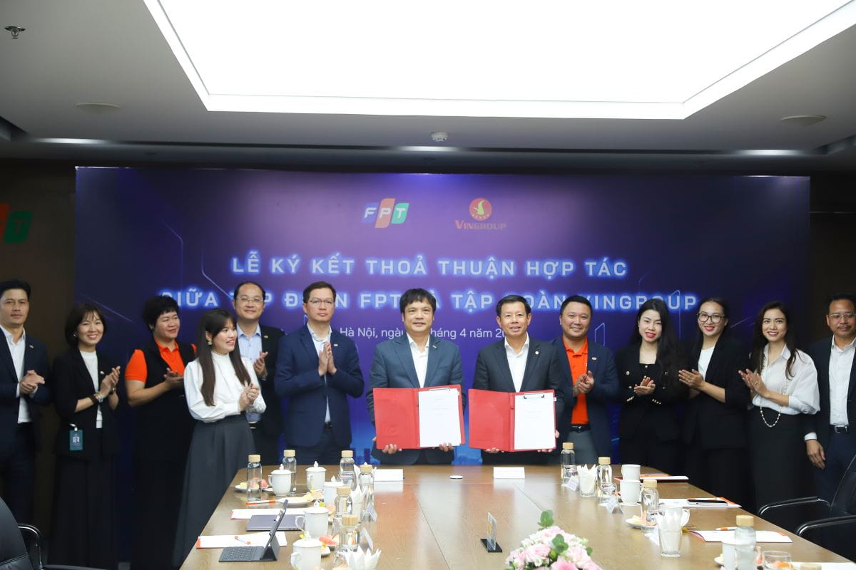 Ông Nguyễn Văn Khoa - Tổng giám đốc Tập đoàn FPT ký kết hợp tác với  ông Nguyễn Việt Quang - Tổng giám đốc Tập đoàn Vingroup.