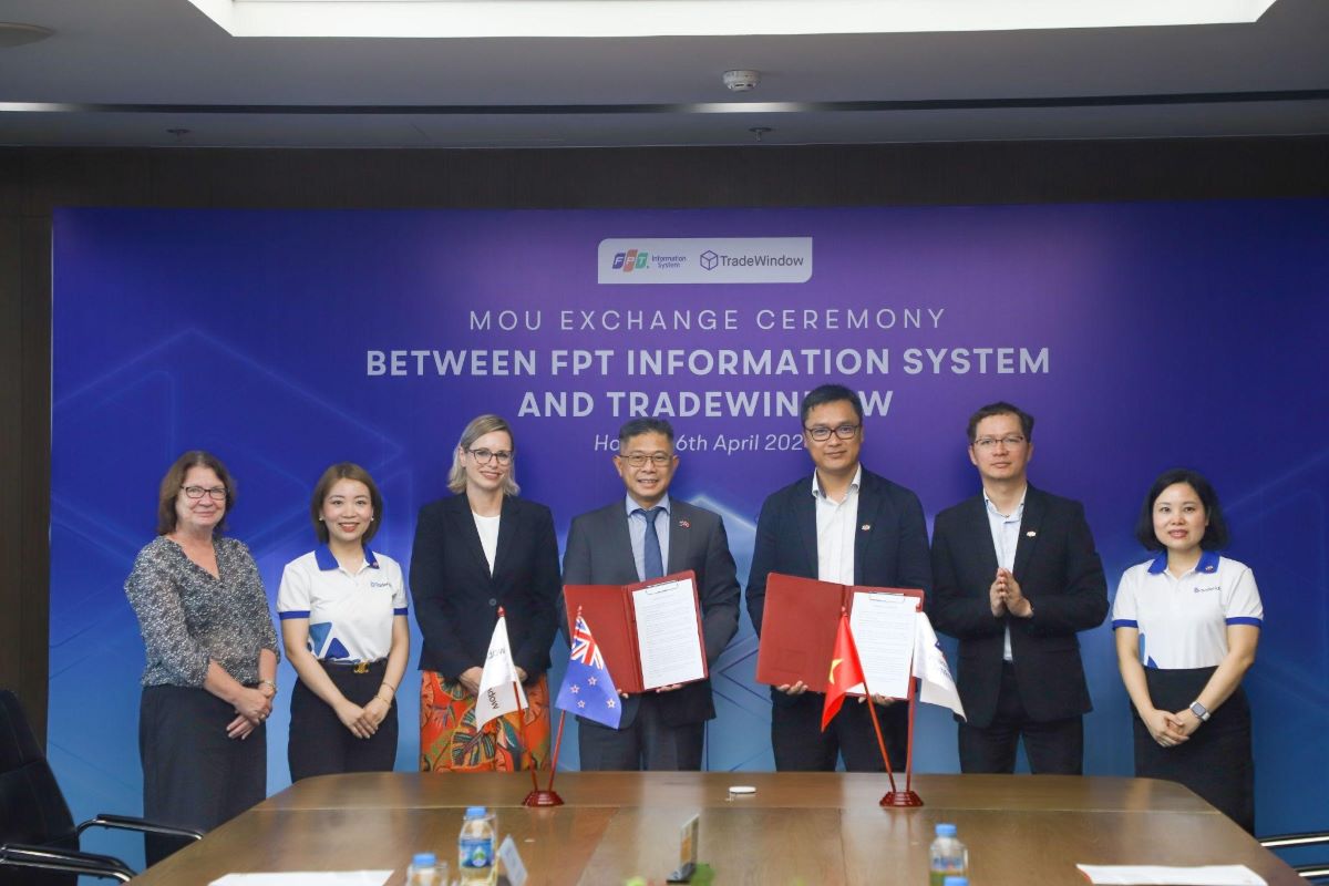 MoU signing ceremony between FPT IS and TradeWindow
